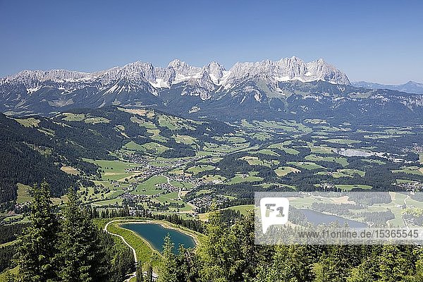 Blick vom Hahnenkammgipfel auf Stausee und Schwarzsee  bei Kitzbühel  hinter Wilder Kaiser  Kaisergebirge  Alpen  Tirol  Österreich  Europa