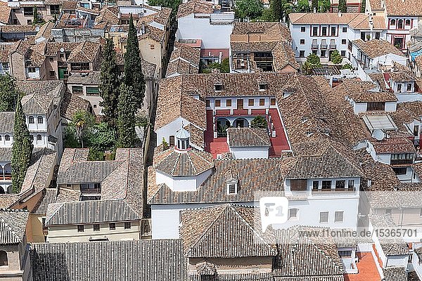 Altstadthaus mit Innenhof und umliegenden Häusern  Altstadt  Granada  Andalusien  Spanien  Europa