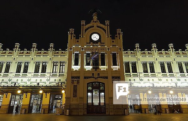 Hauptbahnhof  Estació del Nord  Nacht  beleuchtet  Valencianischer Modernismus  Valencia  Spanien  Europa