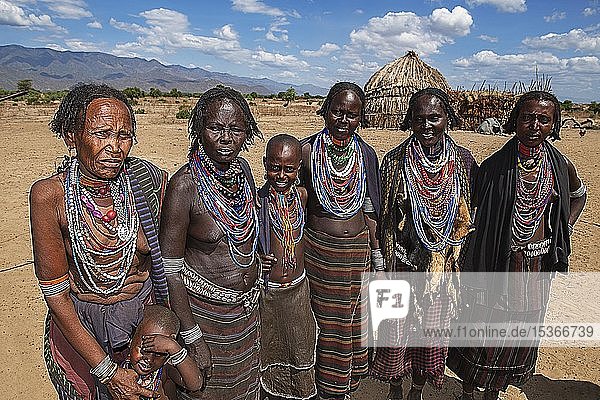 Frauen vom Stamm der Erbore mit Halsketten  Turmi  Unteres Omo-Tal  Region Omo  Südäthiopien  Äthiopien  Afrika
