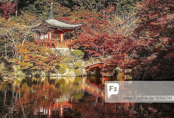 Bentendo Hall zwischen rotem Herbstlaub Daigoji Tempel Kyoto Japan Asien