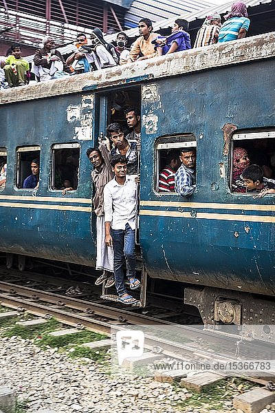 Überfüllter Zug mit Fahrgästen auf dem Dach  Dhaka  Bangladesch  Asien
