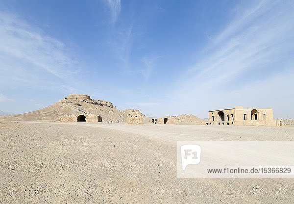 Dakmeh-ye Zartoshtiyu  auch bekannt als die Türme des Schweigens  in der Nähe von Yazd  Iran  Asien