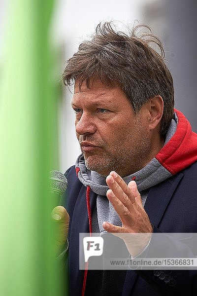 Der Politiker Robert Habeck Bundesvorsitzender von BÜNDNIS 90/DIE GRÜNEN spricht bei einem Wahlkampfauftritt auf dem Jesuitenplatz in Koblenz Deutschland Europa