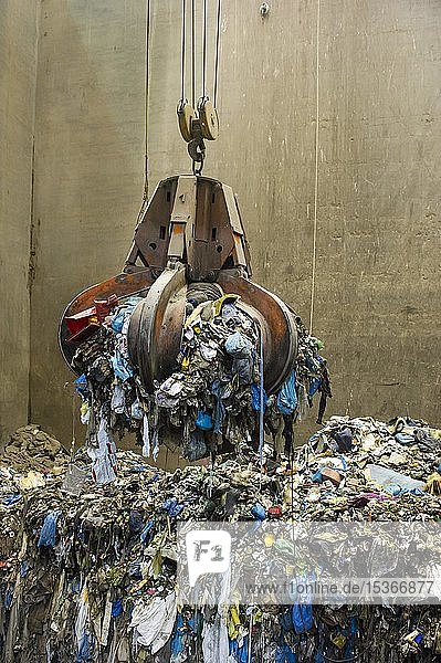 Greiferarm über einem Müllhaufen  Kran transportiert Abfall in einer Müllverbrennungsanlage  TREA Breisgau  Eschbach  Baden-Württemberg  Deutschland  Europa