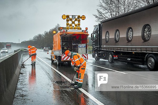 Arbeiter reinigen den Gully auf der Autobahn A4  Deutschland  Europa