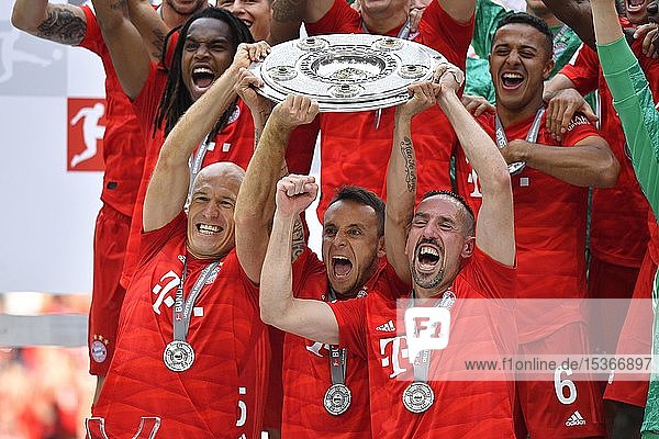 Von links: Arjen Robben FC Bayern München Rafinha FC Bayern München Franck Ribery FC Bayern München Jubel mit Meisterschale Trophäe Meisterfeier 2019 FC Bayern München ist zum 29. Mal Deutscher Meister der Bundesliga Allianz-Arena München Deutschland Europa