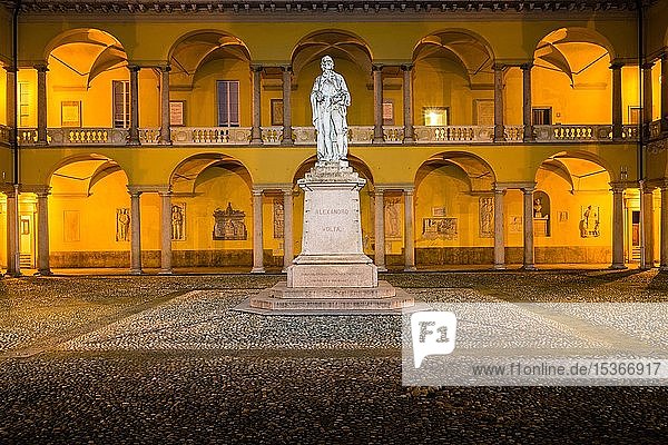 Denkmal für den Physiker Alessandro Volta  Erfinder der Batterie  Universität von Pavia  Pavia  Lombardei  Italien  Europa