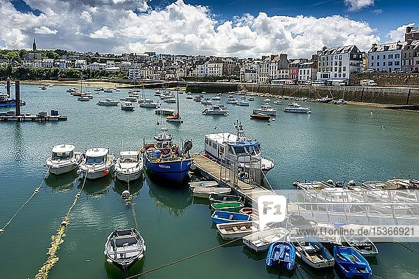Stadtblick mit Hafen mit Boot Douarnenez Finistere Department Bretagne Frankreich Europa