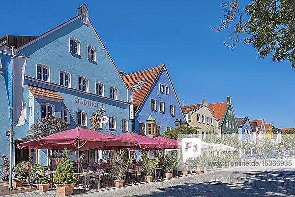 Stadthotel und bunte Fassaden Lange Zeile Erding Oberbayern Bayern Deutschland Europa