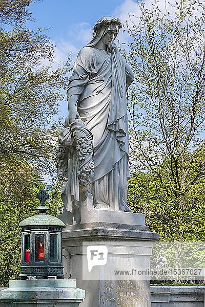 Grab mit trauernder Frauenfigur und Grablicht  Westfriedhof  München  Oberbayern  Bayern  Deutschland  Europa