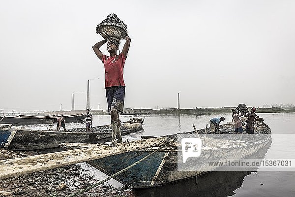 Arbeiter entladen Ton von einem Boot  Dhaka  Bangladesch  Asien