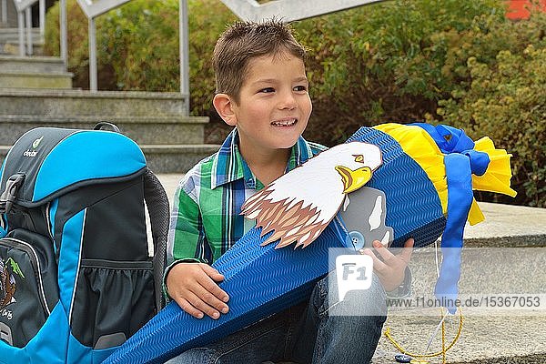 Junge  6 Jahre  erster Schultag mit Schultasche und Schultüte  Portrait  Deutschland  Europa