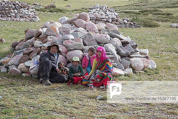 Pilger auf der Kora  Umrundung des Kailash  Tibet  China  Asien