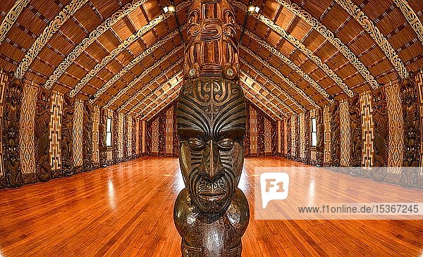 Traditionelle Schnitzerei einer Maori-Statue in der Versammlungshalle Te Whare Runanga,  Waitangi,  Far North District,  Northland,  Nordinsel,  Neuseeland,  Ozeanien