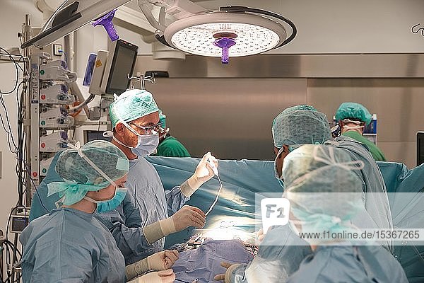 Herzchirurg Prof. Richard Frey mit Team während einer Herzoperation im Operationssaal  Bundeswehrzentralkrankenhaus Koblenz  Rheinland-Pfalz  Deutschland  Europa