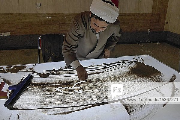 Mann schreibt persische Schriftzeichen  Teheran  Iran  Asien