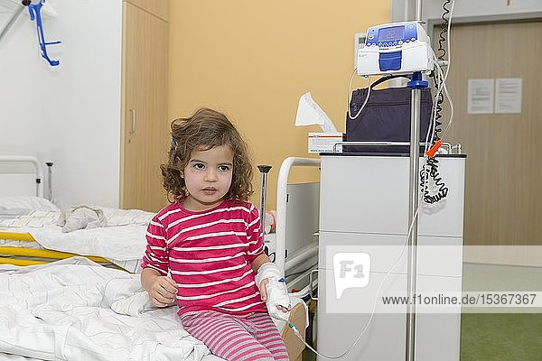 Mädchen  3 Jahre  im Krankenhaus  Deutschland  Europa