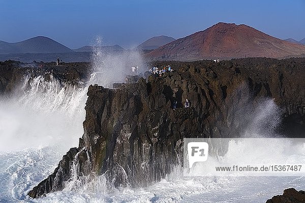 Brandung mit Gischt an felsiger Küste  Aussichtspunkt Los Hervideros  bei Yaiza  Lanzarote  Kanarische Inseln  Spanien  Europa