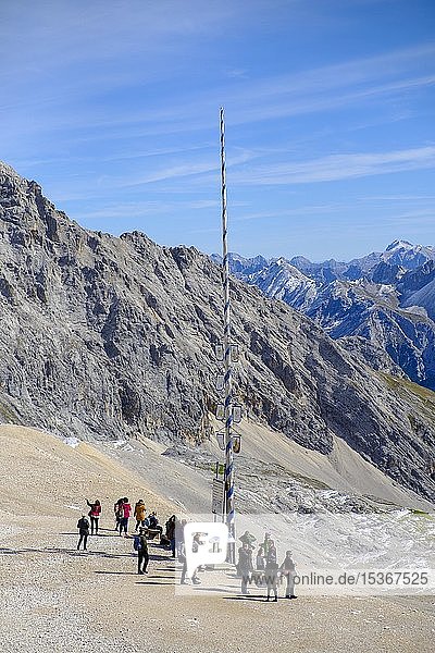 Maibaum auf dem Zugspitzplatt  Zugspitze  Garmisch-Partenkirchen  Werdenfelser Land  Oberbayern  Bayern  Deutschland  Europa