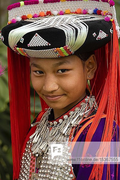 Lisu-Mädchen mit traditionellem Kopfschmuck und Kleidung  Porträt  Provinz Chiang Rai  Nordthailand  Thailand  Asien
