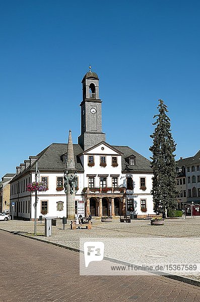 Klassizistisches Rathaus auf dem Markt  Rochlitz  Sachsen  Deutschland  Europa