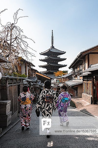 Fußgänger mit Kimono  Yasaka dori historische Straße in der Altstadt mit traditionellen japanischen Häusern  hinten fünfstöckige Yasaka Pagode des buddhistischen H?kanji Tempel  Kyoto  Japan  Asien