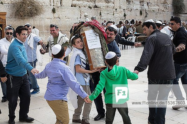 Bar Mitzwa-Feier an der Westmauer in Jerusalem  Israel  Asien