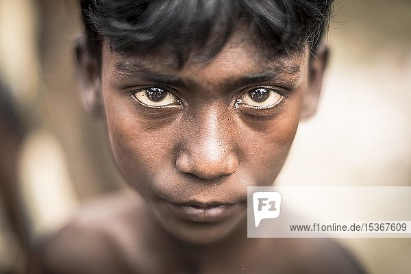 Porträt eines Jungen in einer Ziegelei  Dhaka  Bangladesch  Asien