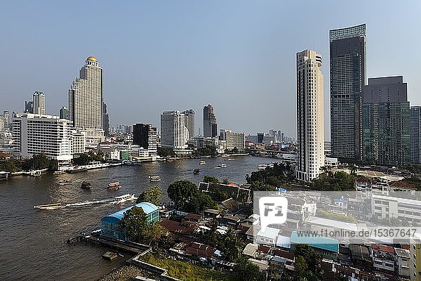 Panoramablick vom Icon Siam  Skyline am Mae Nam Chao Phraya  Bang Rak Bezirk und Khlong San Bezirk in Thonburi  Bangkok  Thailand  Asien