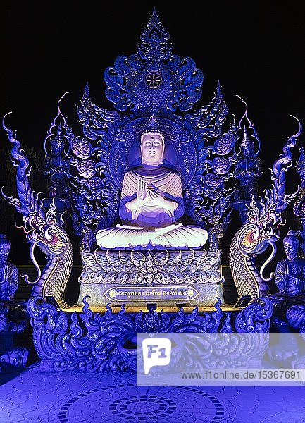 Blaue Buddha-Statue im Garten des Wat Rong Seur Ten  Blauer Tempel  Chiang Rai  Nordthailand  Thailand  Asien