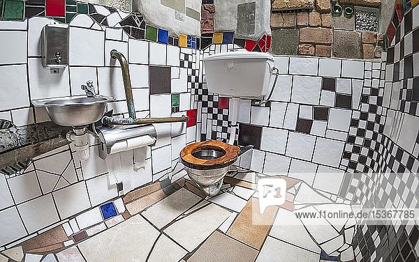 Damentoilette mit Keramikfliesen in der öffentliche Toilette des Künstlers und Architekten Friedensreich Hundertwasser Kawakawa Nordinsel Neuseeland Ozeanien