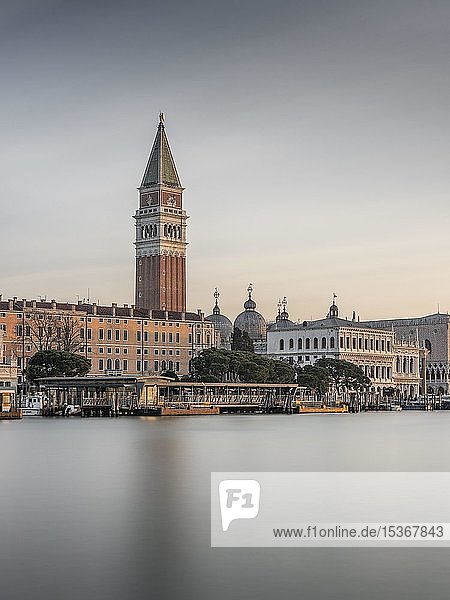 Markusplatz mit Campanile und Dogenpalast vom Canale Grande aus gesehen  Venedig  Venetien  Italien  Europa