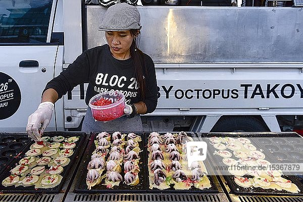 Frau verkauft Baby-Oktopus vom Grill an einem Essensstand  Pattaya  Thailand  Asien