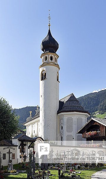 Barocke Pfarrkirche St. Michael mit Friedhof  Innichen  Hochpustertal  Südtirol  Italien  Europa