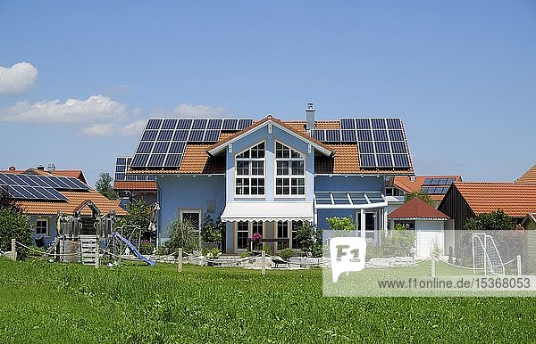 Doppelhaushälfte mit Fotovoltaikanlage  Bayern  Deutschland  Europa