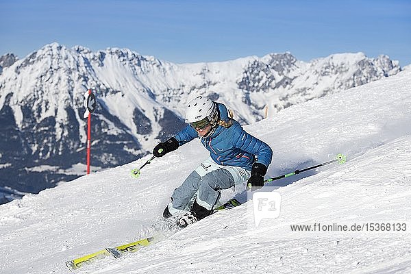Junge Skifahrerin mit sportlichem Fahrstil bei der Abfahrt von der Hohen Salve  Hopfgarten  Tirol  Österreich  Europa