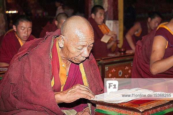 Buddhistischer Mönch im Samye-Kloster  Tibet  China  Asien