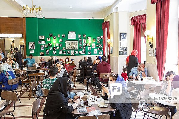 Menschen im Café Naderi  Teheran  Iran  Asien