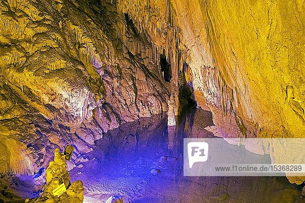 Kleiner See in der Tropfsteinhöhle Dim Magarasi  Kestel  Alanya  Provinz Antalya  Türkei  Asien