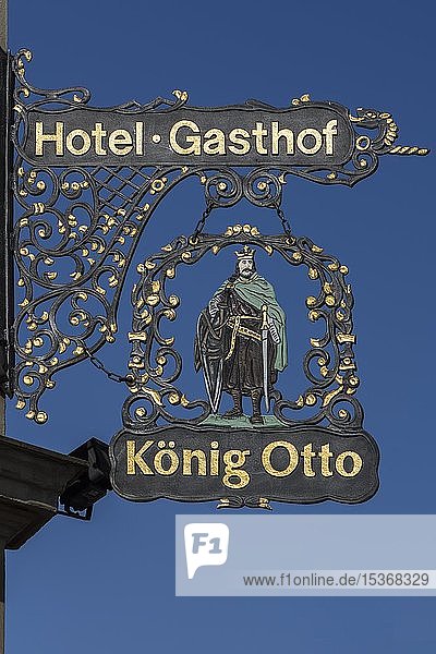 Nasenschild Hotel Gasthof König Otto blauer Himmel Erlangen Bayern Deutschland Europa
