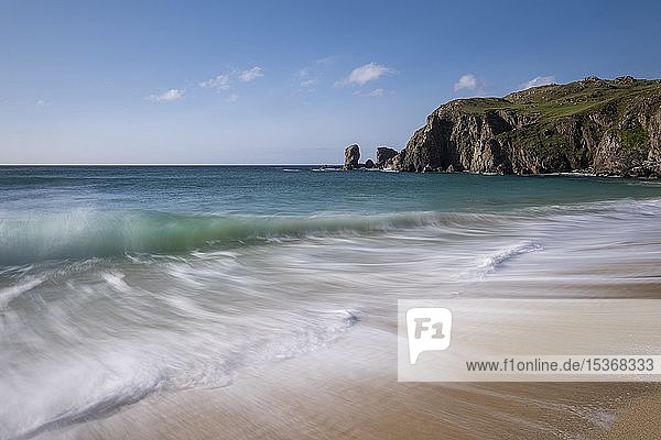 Wellen brechen am Strand von Dalmore Dalmore Beach Isle of Lewis Schottland