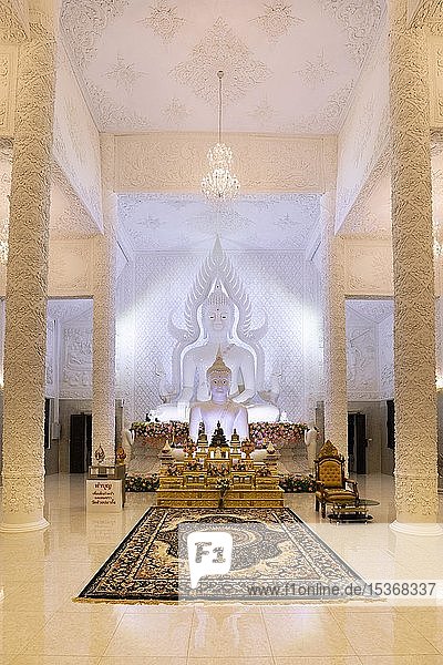 Ornamentale Säulen in der weißen Gebetshalle mit Buddha-Statue  Wat Huay Pla Kang Tempel  Chiang Rai  Nordthailand  Thailand  Asien