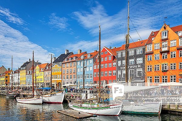 Bunte Häuser und Segelboote am Nyhavn-Kanal  Kopenhagen  Dänemark  Europa