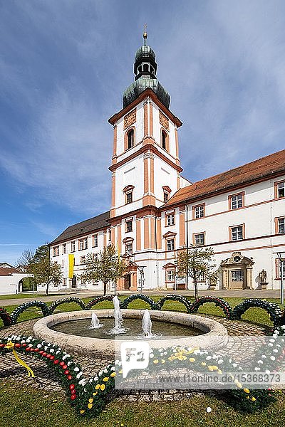 Kloster Michelfald mit Osterbrunnen  Auerbach  Oberpfalz  Bayern  Deutschland  Europa