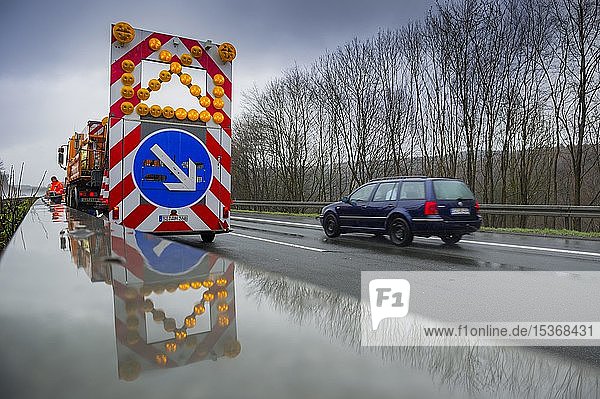Warnung zum Fahrspurwechsel an einem Fahrzeug der Autobahnmeisterei auf der Autobahn A4 bei Regen  Deutschland  Europa