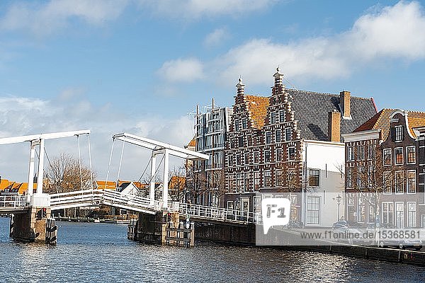 Drawbridge over river Binnen Spaarne  historic houses  Haarlem  province of North Holland  Holland  Netherlands