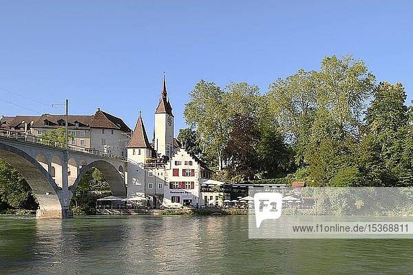 Fluss Reuss mit Reussbrücke und Spittelturm  Altstadt  Bremgarten  Kanton Aargau  Schweiz  Europa