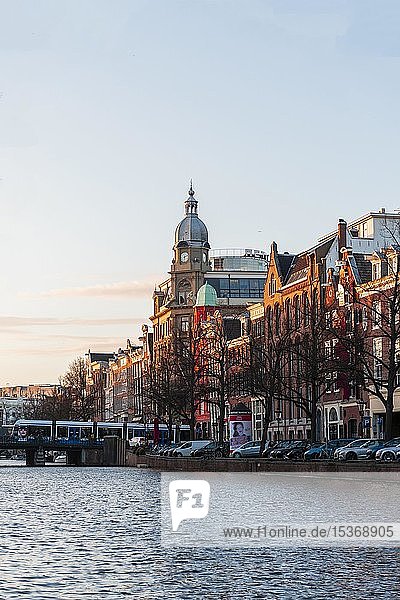 Gracht mit Booten und historischen Häusern  Amsterdam  Holland  Niederlande