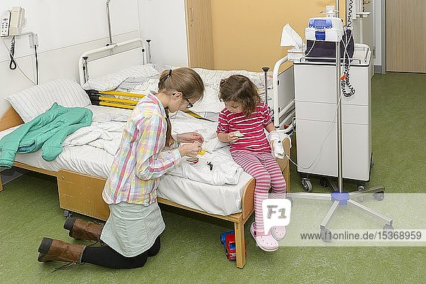 Mädchen  3 Jahre  Besuch der Schwester  12 Jahre  im Krankenhaus  Deutschland  Europa